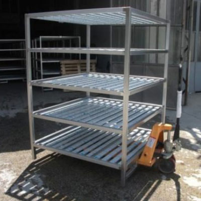 transport-de-charge-a-etageres-avec-chariot-elevateur-et-transpalette